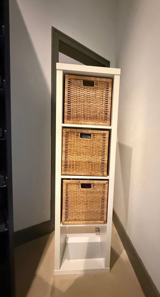 Estantería Ikea Kallax con cestas de mimbre
