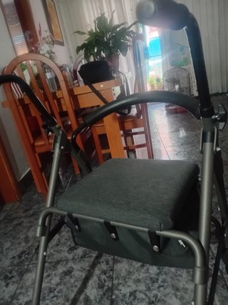 Andador 4 ruedas con asiento y cesta