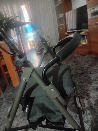 Andador 4 ruedas con asiento y cesta