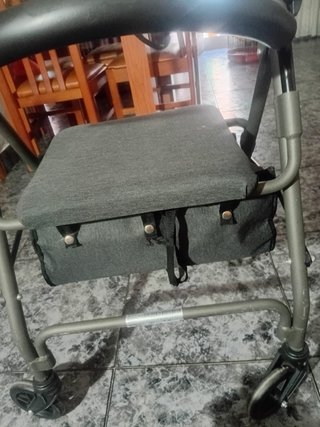 Andador 4 ruedas con asiento y cesta