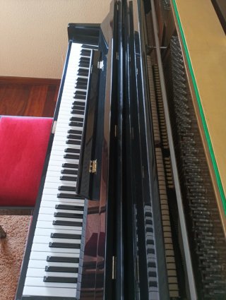 Piano de pared AMADEUS 3 pedales por obra.