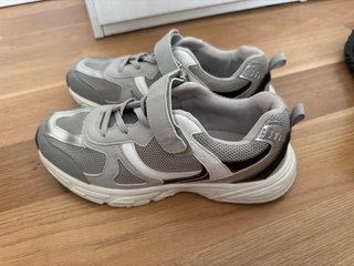 Zapatillas grises y blancas