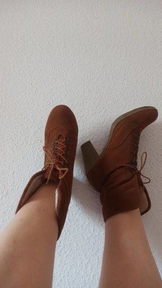 Botines marrones con borrego y tacón