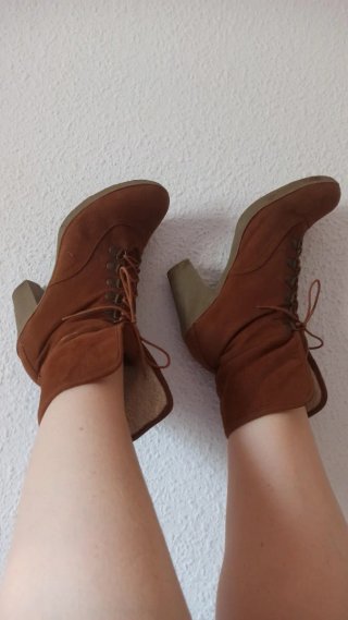Botines marrones con borrego y tacón