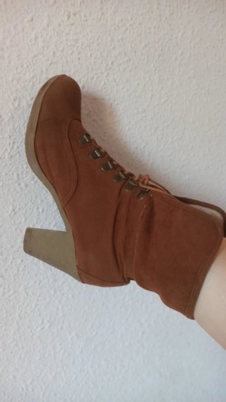 Botines marrones con borrego y tacón