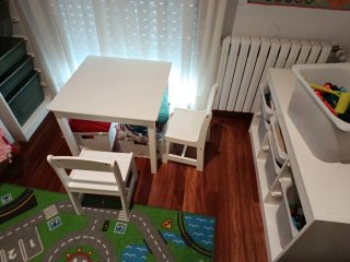 Mesa infantil con 2 sillas blancas