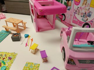 Camper Barbie con 11 Barbie e accessori