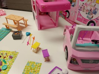 Camper Barbie con 11 Barbie e accessori