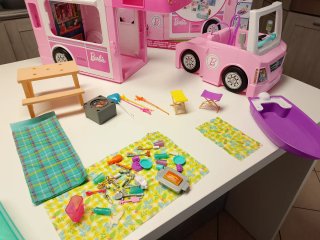 Camper Barbie con 11 Barbie e accessori