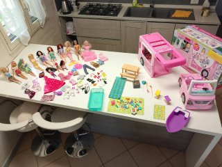 Camper Barbie con 11 Barbie e accessori