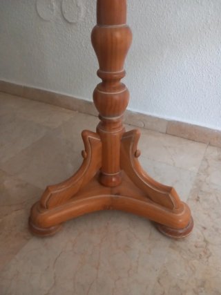 Perchero de madera de pino