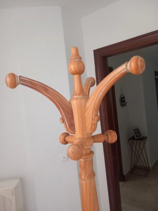 Perchero de madera de pino