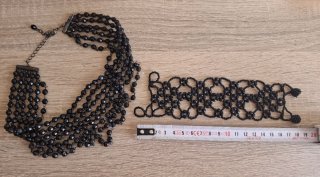 Collar y pulsera de cuentas negras