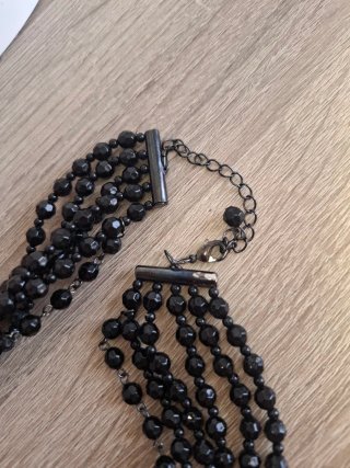 Collar y pulsera de cuentas negras