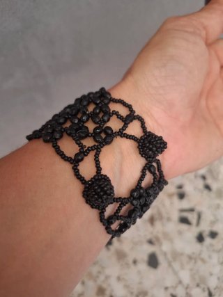 Collar y pulsera de cuentas negras