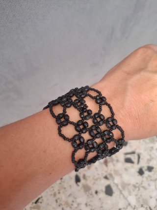 Collar y pulsera de cuentas negras