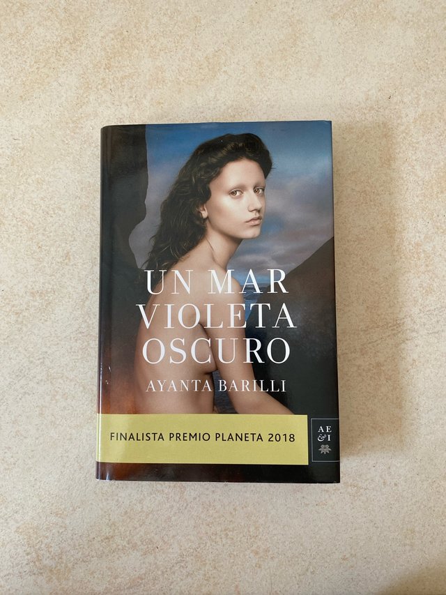 Un mar violeta oscuro