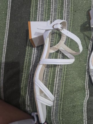 Sandalias blancas tacón cuadrado T37