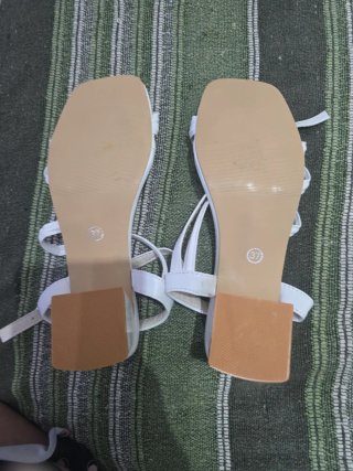 Sandalias blancas tacón cuadrado T37