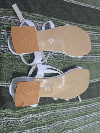 Sandalias blancas tacón cuadrado T37