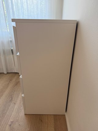 Cómoda blanca de madera