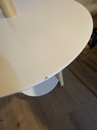Perchero de madera con mesa
