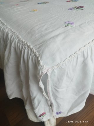 Colcha de lino artesanal bordada