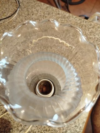 Lámpara de mesa dorada y transparente