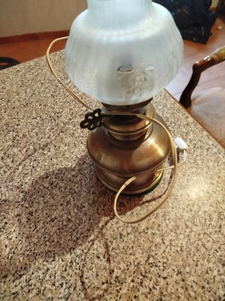 Lámpara de mesa dorada y transparente