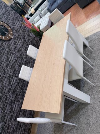 Mesa extensible madera con 6 sillas blancas