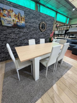 Mesa extensible madera con 6 sillas blancas