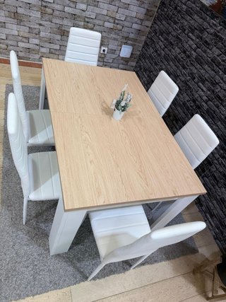 Mesa extensible madera con 6 sillas blancas
