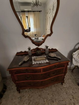 Cómoda, 2 mesitas y espejo antiguo de madera.