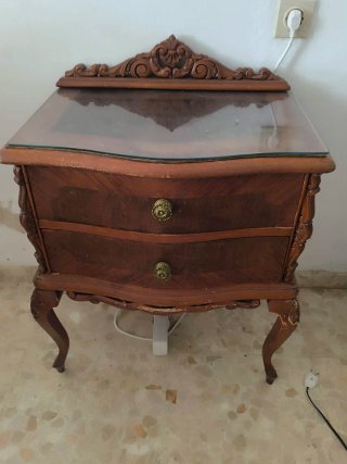 Cómoda, 2 mesitas y espejo antiguo de madera.