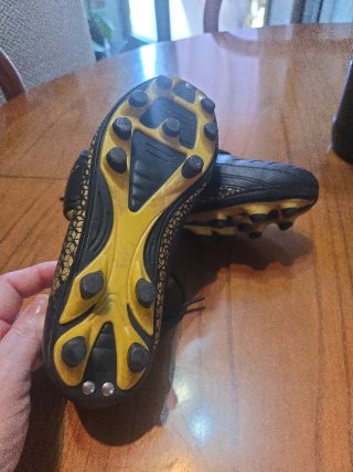 Zapatillas Runic Fútbol Entrenamiento Negro/Dorado