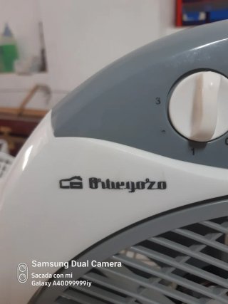 Ventilador  Bajo Blanco y Gris