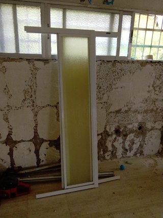 Mampara de ducha blanca y amarilla