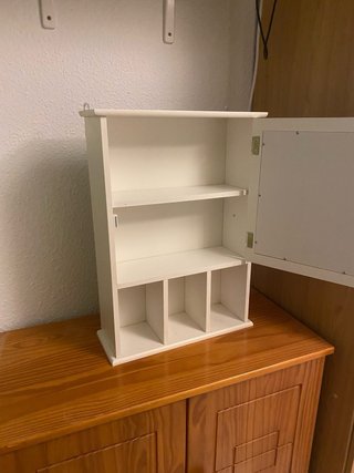 Armario de baño blanco con espejo