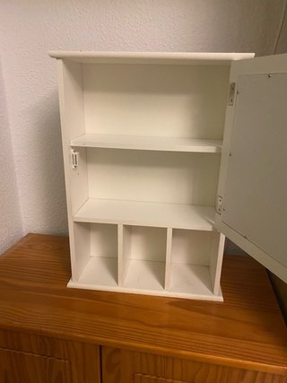 Armario de baño blanco con espejo