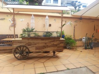 Carro de madera con vitrina refrigerador y 2 micro
