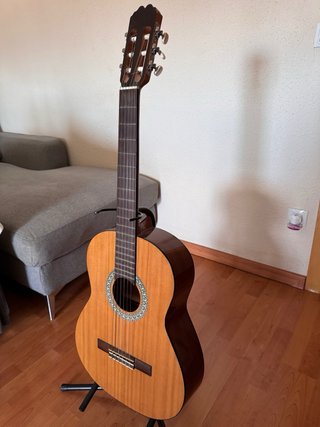 Guitarra Clásica Admira Alba con funda y soporte.