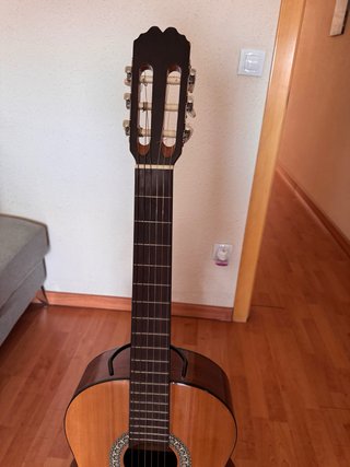 Guitarra Clásica Admira Alba con funda y soporte.