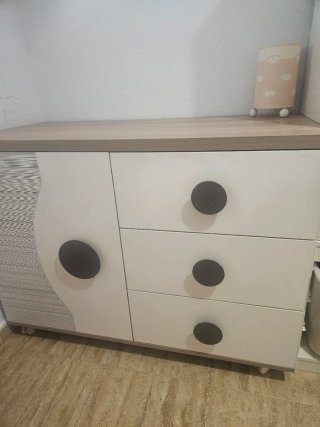 Cómoda de madera con diseño moderno