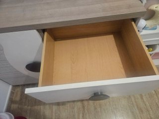 Cómoda de madera con diseño moderno