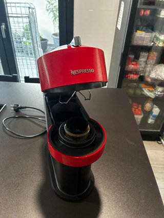Cafetera Nespresso Roja y Negra