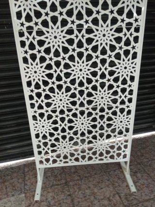 Biombo decorativo con diseño geométrico
