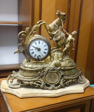 Reloj antiguo de cuerda con figura