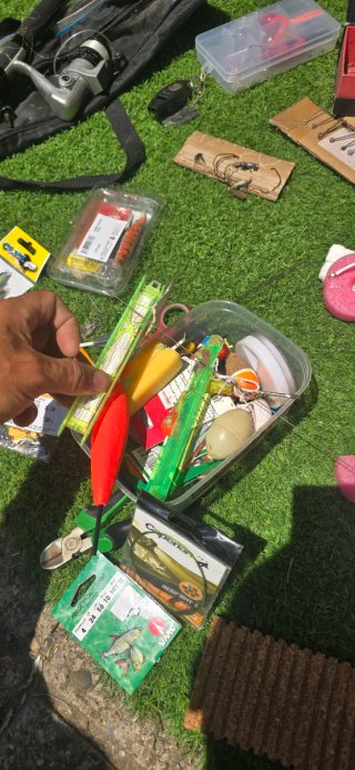 Caja de pesca con caña y accesorios