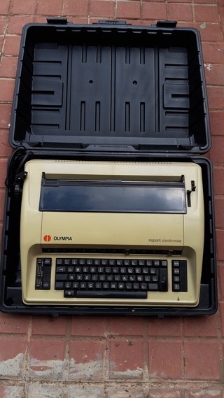 Máquina de escribir electrónica Olympia Report