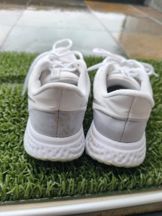 Zapatillas Nike Blancas y Plateadas